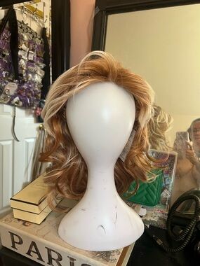 Short Wavy Women's Wig in Strawberry Blonde - Natural-Looking Volume